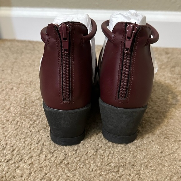 NWOT Journee Collection Footwear Trayle Wine Wedge Sandals Size: 6 - Picture 2 of 6